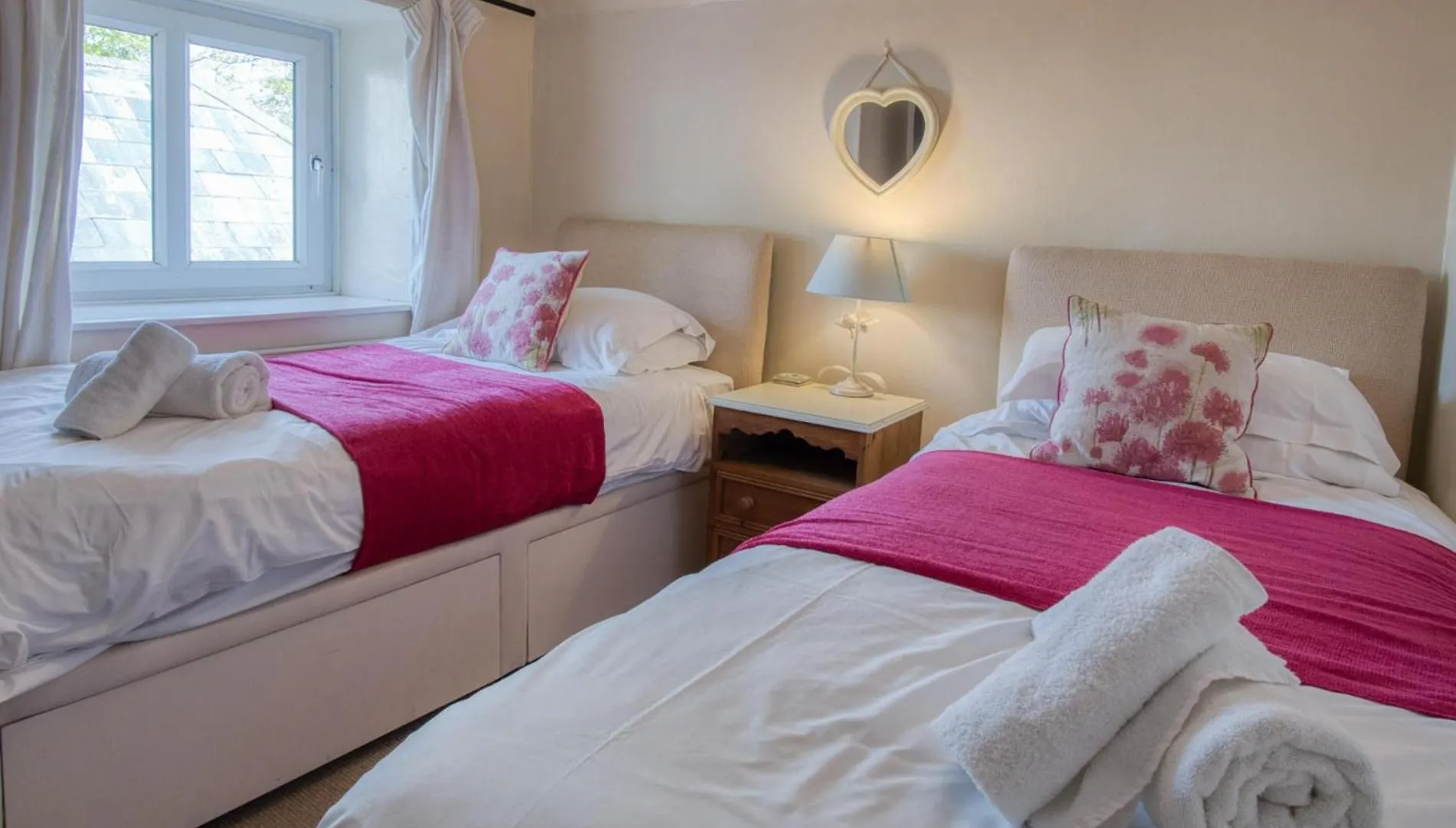 Bullcroft - 6 Bedroom House - Oxwich Swansea 0*,  United Kingdom